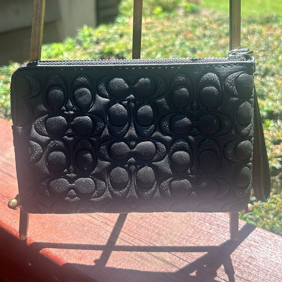 🎋Coach Embossed C Signature Wristlet like new - Picture 2 of 10